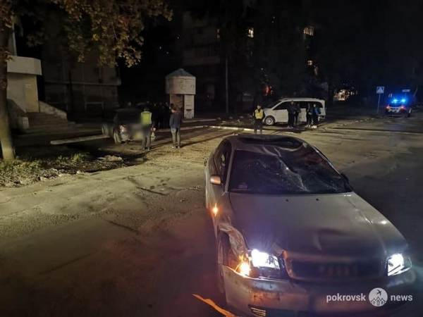 В Покровске водитель Audi сбил двух пешеходов и протаранил припаркованный автомобиль