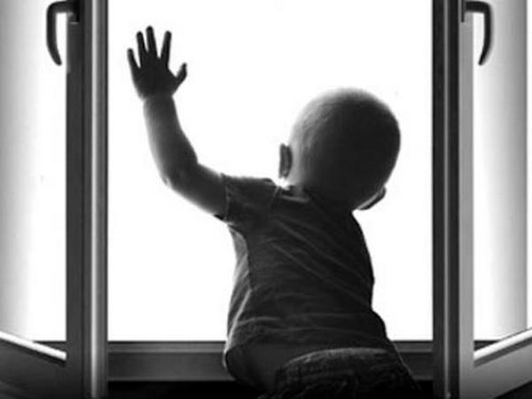 В Покровске годовалый ребенок выпал из окна