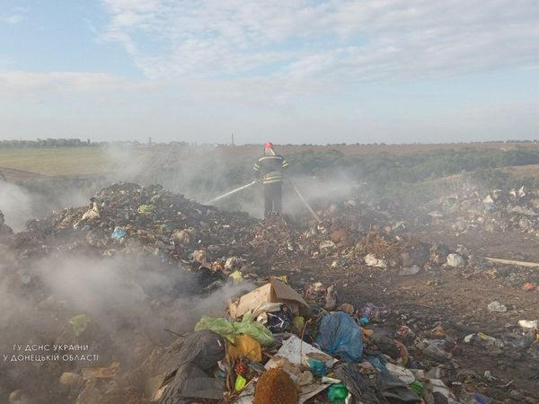 В Селидовской громаде горит мусорная свалка