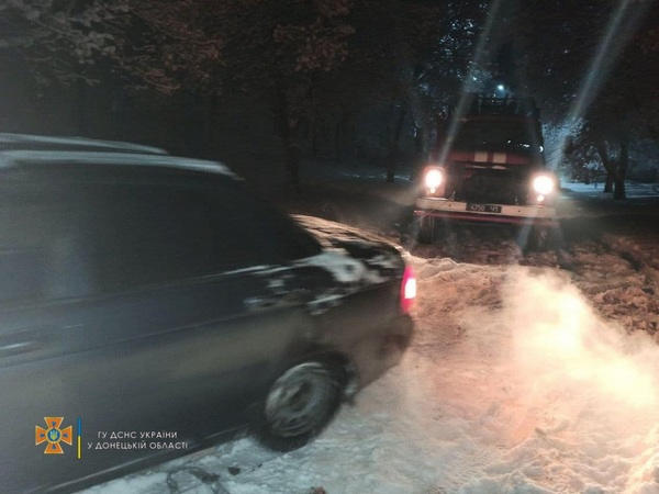 В Украинске, чтобы вытащить автомобиль из снежного заноса, пришлось привлекать спасателей