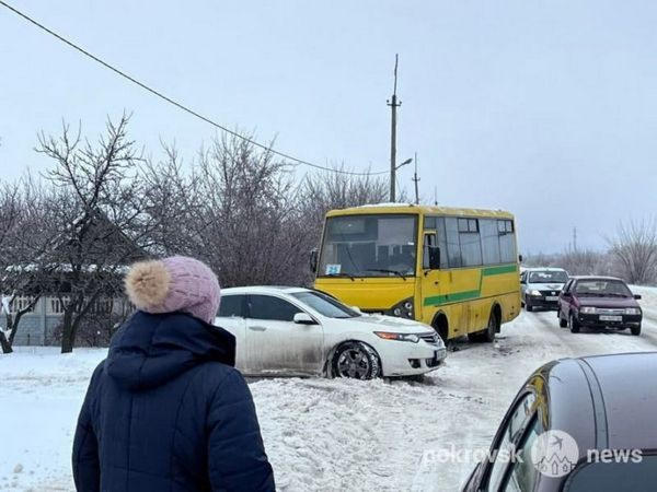 Вблизи Покровска рейсовый автобус с пассажирами попал в ДТП