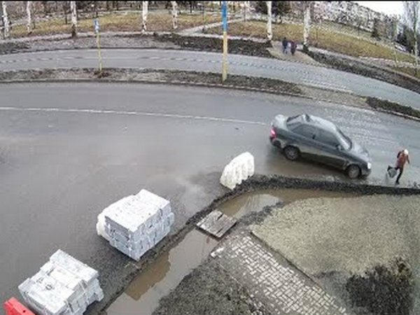В Покровске видеокамера зафиксировала, как автомобиль сбил женщину на пешеходном переходе