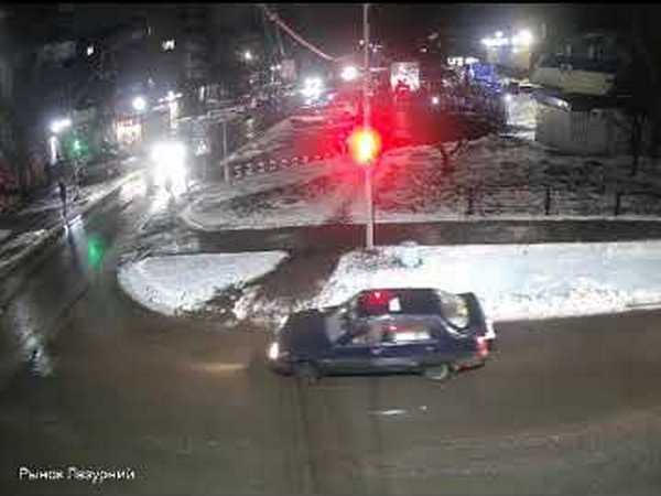 В Покровске видеокамера зафиксировала, как автомобиль сбил двух человек на пешеходном переходе