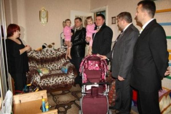 Мэр Курахово вручил коляски детям города с ограниченными физическими возможностями (фото)