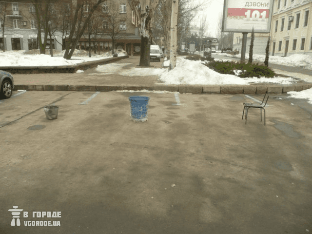 На парковках Донецка бронируют места с помощью старого хлама (фото)