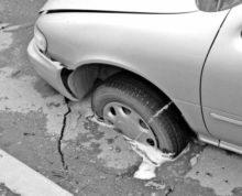Красноармейчанин пытается заставить коммунальщиков заплатить за яму на дороге, которая повредила его автомобиль (видео)