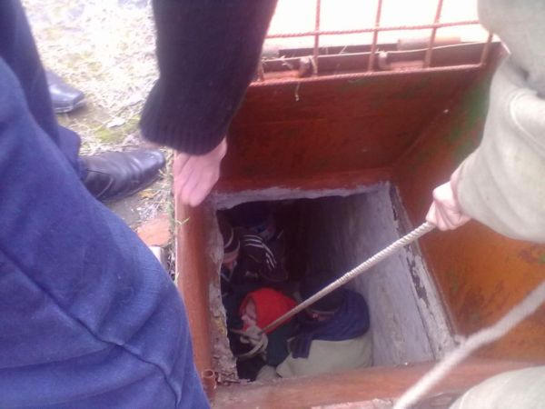 В Курахово женщину на веревке вытащили из погреба (фото)