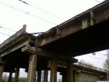 Губернатор пообещал отремонтировать мост на Карловке