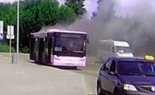 В Донецке загорелся автобус (видео)