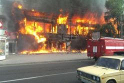 В Донецке сгорел огромный торговый центр
