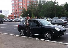 Донецким чиновникам кризис ни по чем: они так и ездят на авто за миллион (фото)
