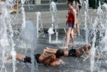 Дончане рискуют своим здоровьем и спасаются от жары в фонтанах