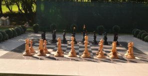 В Донецке появились гигантские шахматы высотой один метр