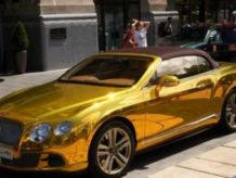 Золотой Bentley принадлежит 