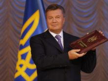 Виктор Янукович наградил горняка шахты 