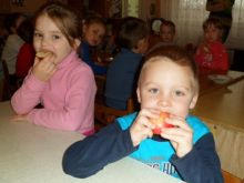 Селидовских детей бесплатно кормят яблоками (фото)