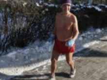 Донецкий пенсионер ежедневно пробегает 15 километров по морозу в одних трусах