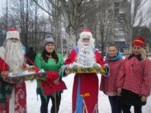 В День Святого Николая на центральной площади Селидово детям раздавали пряничных 