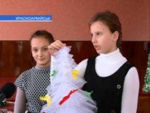 Школьники Красноармейска представили коллекцию креативных новогодних елок (видео)