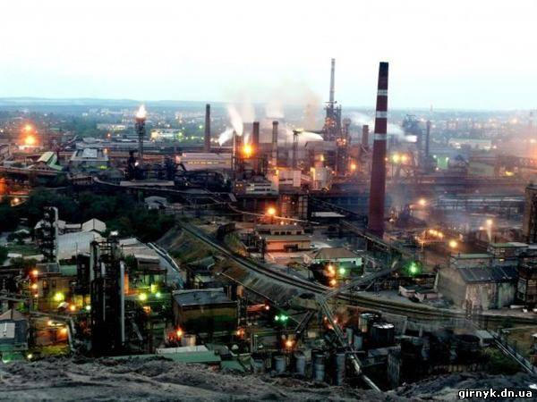 Профессиональные фото Донецка: мистическая Крупская, ДМЗ в огне, яркий трафик на Артема (фото)
