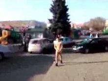 В центре Красноармейска гулял голый мужчина (видео)