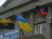 Над главными админзданиями Димитрова подняты флаги Донецкой народной республики (фото, видео)