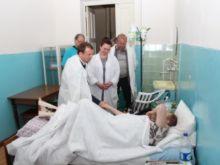 Мэр Димитрова посетил в больнице раненого в результате стрельбы 11 мая (фото, видео)