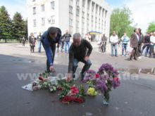 Жители Красноармейска несут к месту вчерашнего расстрела цветы и свечи (фото, видео)