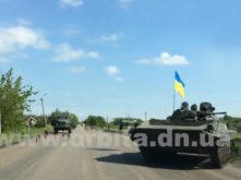 На блокпосту возле Красноармейска микроавтобус врезался в БМП украинских военных