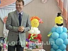 Мэр Димитрова подарил воспитанникам детских садов подарки (видео)