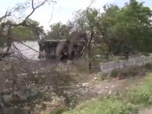 Поселок Карловка получил значительные разрушения в результате ожесточенных боев сил АТО со сторонниками ДНР (видео)