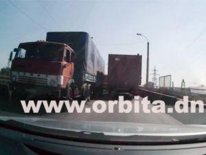 В Красноармейске грузовики игнорируют запрещающие знаки и продолжают разрушать мосты и дороги (видео)