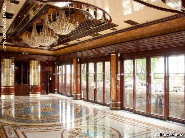 У Януковича нашлась люстра стоимостью 100 тысяч долларов (фото)