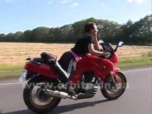 Девушка из Красноармейска гоняет на мотоцикле со скоростью 240 км/час (видео)