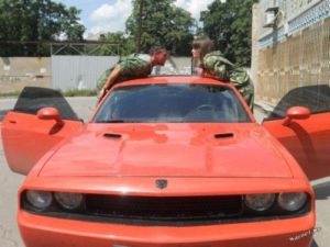 Боевики ДНР ездят на крутых автомобилях, которые попросту 