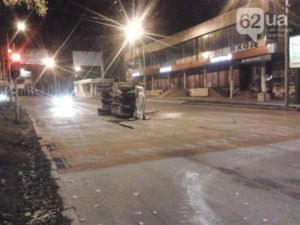 На дорогах Донецка танки становятся участниками ДТП (фото)
