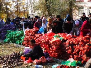 Выборы ДНР превратились в стихийный овощной рынок для голодных пенсионеров (фото, видео)