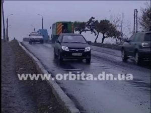 Непогода превратила дороги и тротуары Красноармейска в огромный ледяной каток (видео)