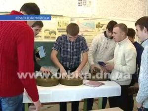 Школьников Красноармейска учат защищать свою Родину (видео)