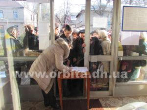 В Красноармейске пенсионеры из зоны АТО стоят в очередях за статусом