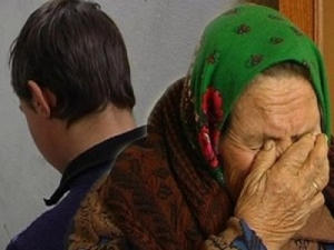 В Димитрове 18-летний парень избил и ограбил пенсионерку, а деньги пропил