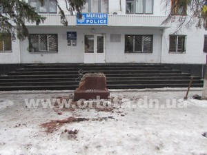 В Красноармейске даже милиция не знает, кто снес памятник Дзержинскому возле здания горотдела милиции (фото)