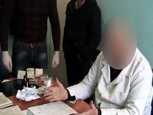 Ранее судимый врач из Доброполья в очередной раз попался на взятке (фото)