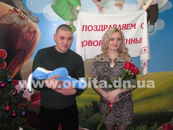 Из Красноармейского роддома торжественно выписали первого малыша, родившегося в этом году (фото, видео)