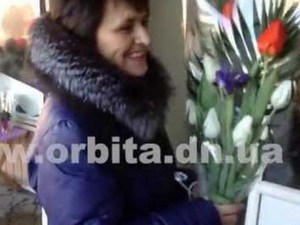 Жители Красноармейска шокированы праздничными ценами на цветы, но все-равно покупают