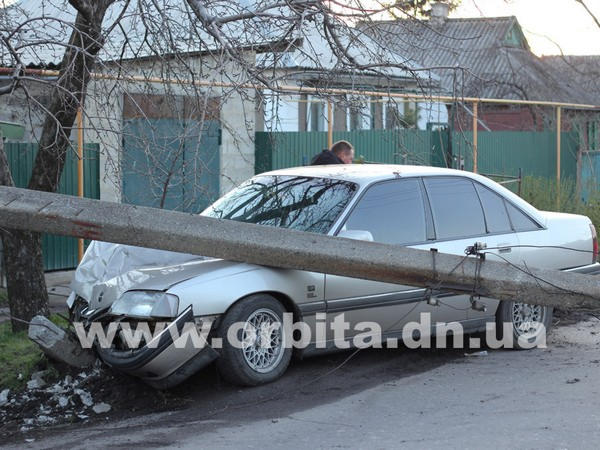 В Красноармейске автомобиль сбил столб (фото)