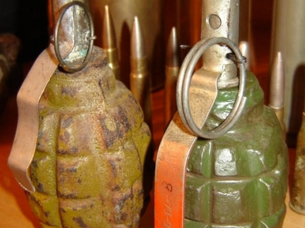 Жители Новогродовки запасаются патронами и гранатами