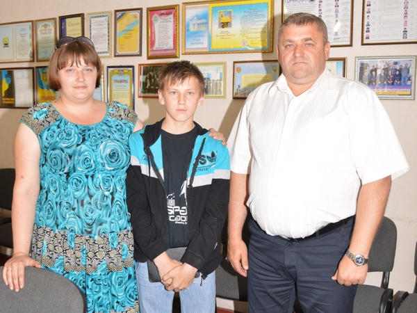 Сергей Сажко навестил мальчика, который получил осколочные ранения во время артобстрела Горняка