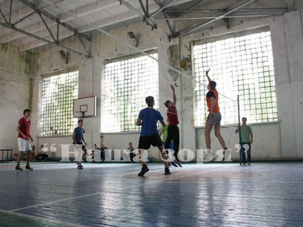 Как студенты Селидовского горного техникума с гимназистами в волейбол играли