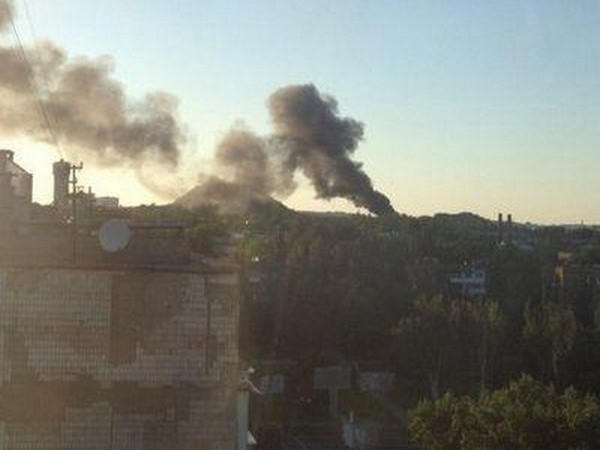 В небе над Донецком поднялся столб густого дыма (фото, видео)